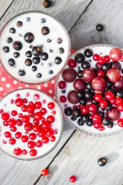 Cocktail red fruits black currant table garden — Stock Photo, Image