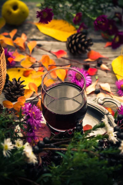 Caduta cucina tazza tintura chokeberry tavolo in legno — Foto Stock