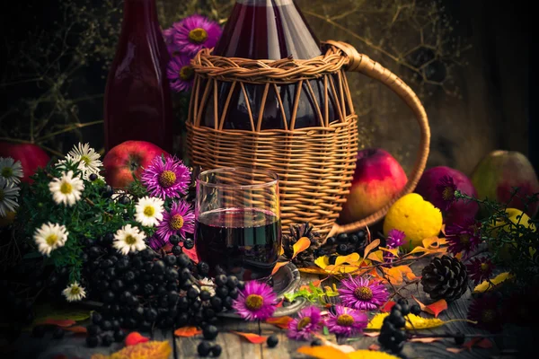 Queda de cozinha copo tintura chokeberry mesa de madeira — Fotografia de Stock