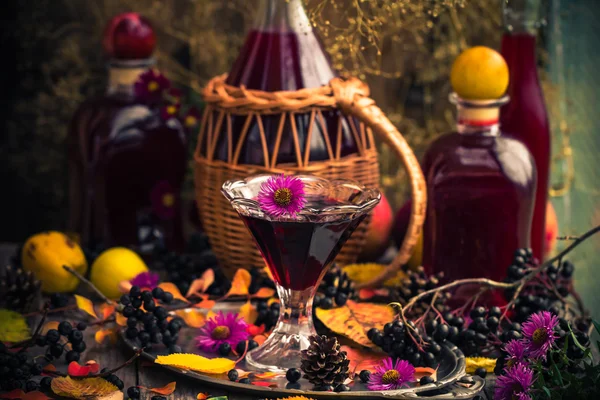 Regalos otoño cocina dulce aromático bebida tintura chokeberry —  Fotos de Stock