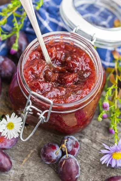 Fatto in casa conserva deliziosa marmellata di prugne — Foto Stock