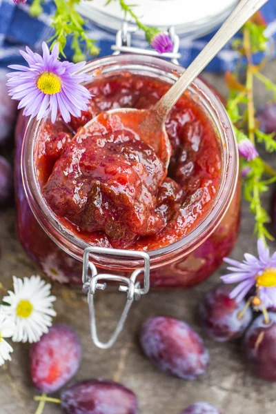 Conservas caseras deliciosa mermelada de ciruela — Foto de Stock