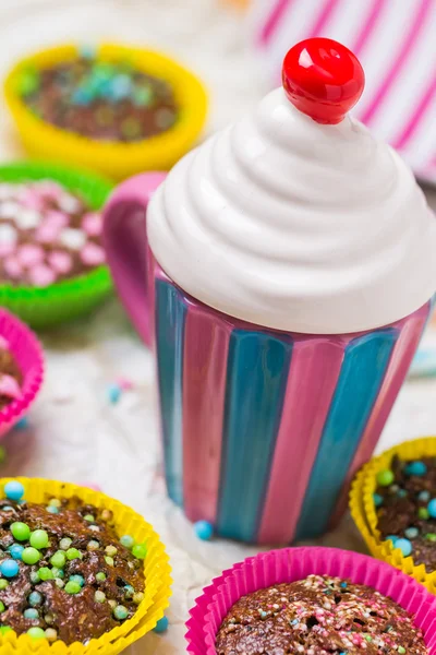 Muffins bunte Herzen süße Kuchen Liebe — Stockfoto