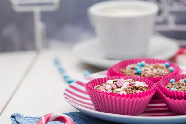 Muffins Feliz Dia dos Namorados Bolos coloridos corações doces — Fotografia de Stock