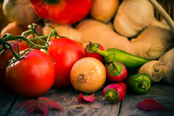 Piccoli peperoni varie verdure tavolo da cucina — Foto Stock