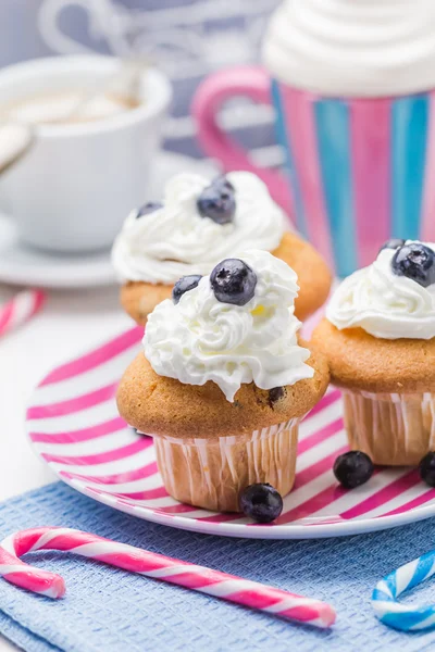 Dulces deliciosos magdalenas crema arándanos — Foto de Stock