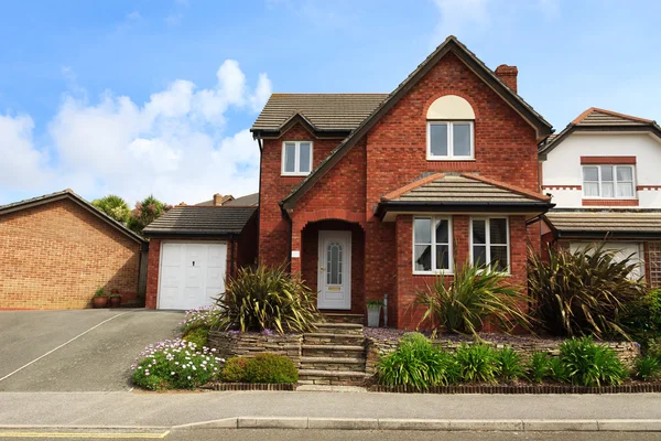 Redbrick Inglês casa com garagem — Fotografia de Stock