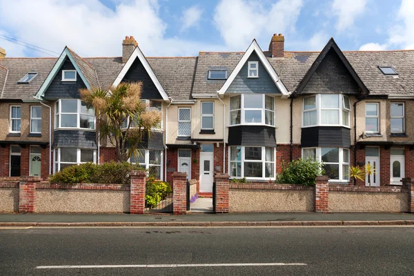 Rua inglesa de casas com terraços, sem carros estacionados . Fotografias De Stock Royalty-Free