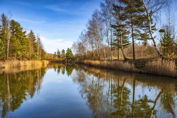 Lindo Lago Com Reflexos Espelho Água Clara — Fotografia de Stock