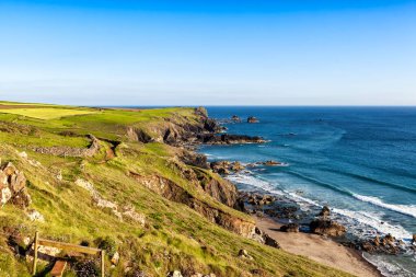 Cornwall 'daki mavi denizde kayalar ve kayalıklar