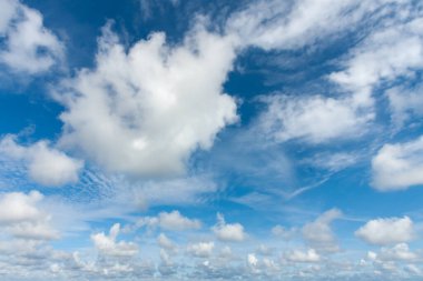 Yüksek çözünürlüklü bulutlu güzel mavi gökyüzü