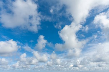 Yüksek çözünürlüklü bulutlu güzel mavi gökyüzü