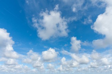 Yüksek çözünürlüklü bulutlu güzel mavi gökyüzü