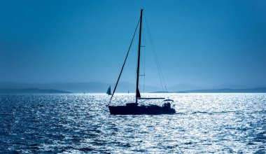 Akşamları denizde yelkenli, güzel dağların ardında.