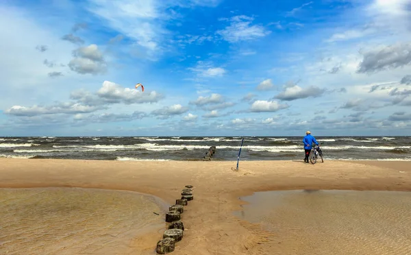 Fietser Met Een Fiets Staat Het Strand Kijkt Verte — Stockfoto