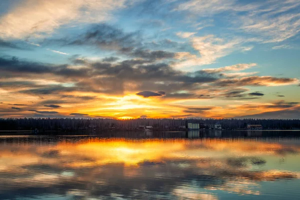 Puesta Sol Lago Con Hermosos Reflejos Agua — Foto de Stock