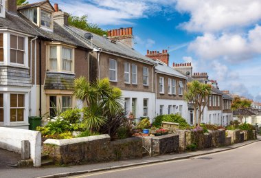 Açık bir yaz gününde teraslı evler. Cornwall 'da tipik bir sokak.