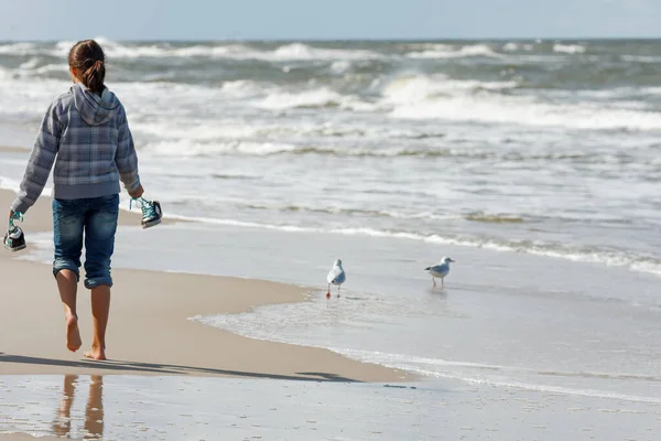 Vue Arrière Une Jeune Fille Marchant Long Plage — Photo