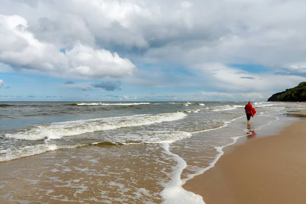 Homem Está Andando Praia — Fotografia de Stock