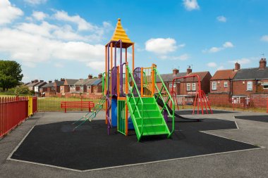 Oyun alanı ve tipik İngiliz mimarisi 