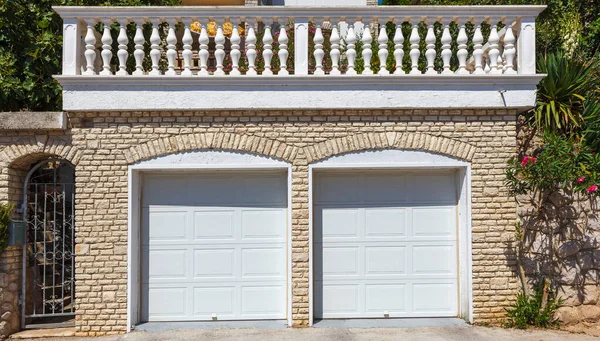 Twee Witte Garagedeuren Het Huis — Stockfoto