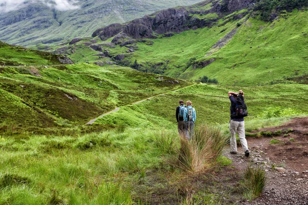 Groupe Personnes Avec Des Sacs Dos Marchant Long Route — Photo