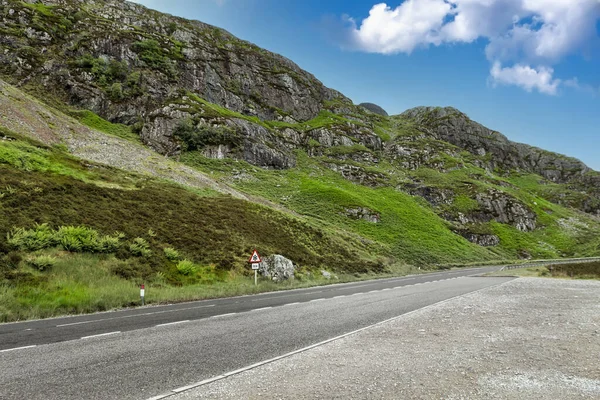 Een Kronkelende Weg Hoge Bergen Van Schotland — Stockfoto