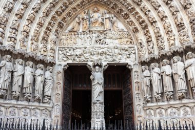Paris'teki Notre dame Katedrali cephe