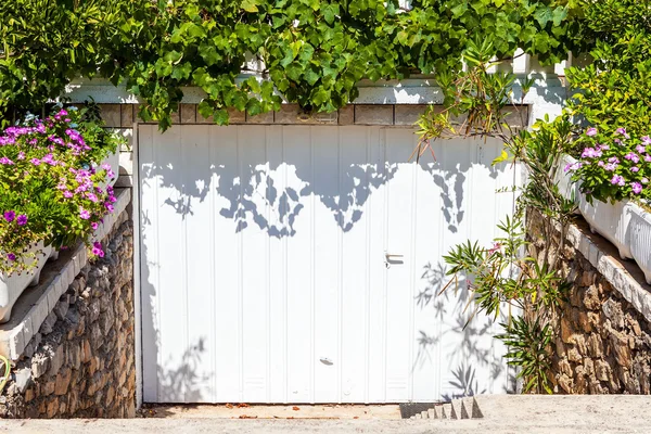 Casa de família suburbana com garagem — Fotografia de Stock