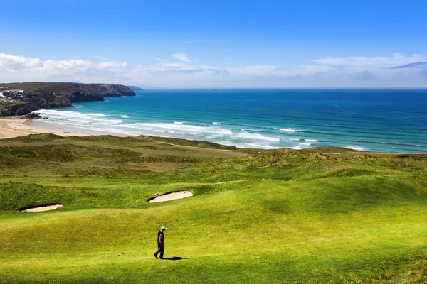 Pole golfowe na wybrzeżu Oceanu — Zdjęcie stockowe