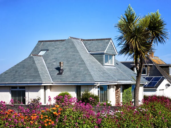 Casa com jardins em plena floração — Fotografia de Stock