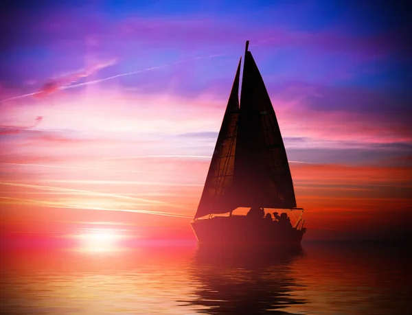 Pequeno iate à vela flutuando na linha horizonte — Fotografia de Stock