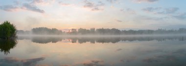 Mavi göl bulutlu gökyüzü, doğa serisi