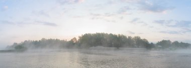 Mavi göl bulutlu gökyüzü, doğa serisi