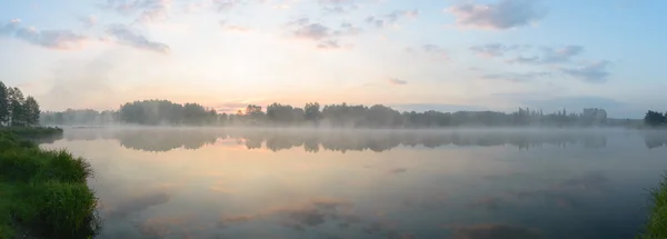 Błękitne Jezioro Zachmurzonym Niebem Seria Natura — Zdjęcie stockowe