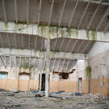 Çok kirlenmiş endüstriyel bir fabrikanın kalıntıları, sanayi serisi.