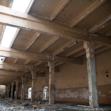 Çok kirlenmiş endüstriyel bir fabrikanın kalıntıları, sanayi serisi.