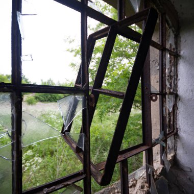 Çok kirlenmiş endüstriyel bir fabrikanın kalıntıları, sanayi serisi.