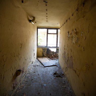 Çok kirlenmiş endüstriyel bir fabrikanın kalıntıları, sanayi serisi.