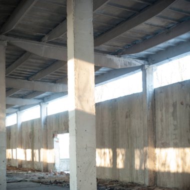 Çok kirlenmiş endüstriyel bir fabrikanın kalıntıları, sanayi serisi.