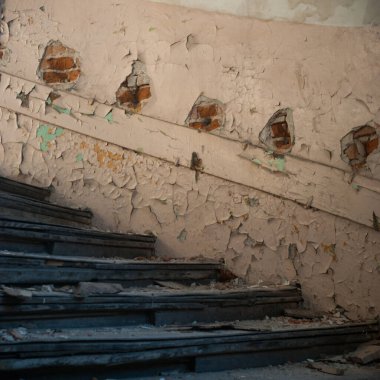 Çok kirlenmiş endüstriyel bir fabrikanın kalıntıları, sanayi serisi.