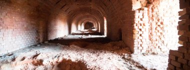 Çok kirlenmiş endüstriyel bir fabrikanın kalıntıları, sanayi serisi.