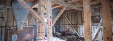 Çok kirlenmiş endüstriyel bir fabrikanın kalıntıları, sanayi serisi.