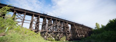 Çok kirlenmiş endüstriyel bir fabrikanın kalıntıları, sanayi serisi.