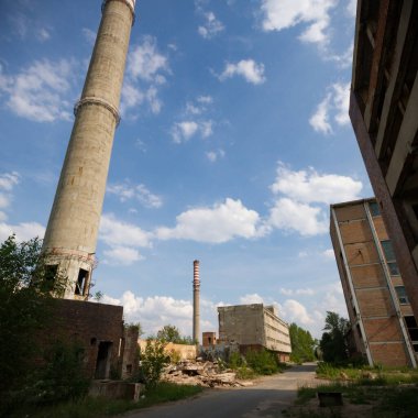 Çok kirlenmiş endüstriyel bir fabrikanın kalıntıları, sanayi serisi.
