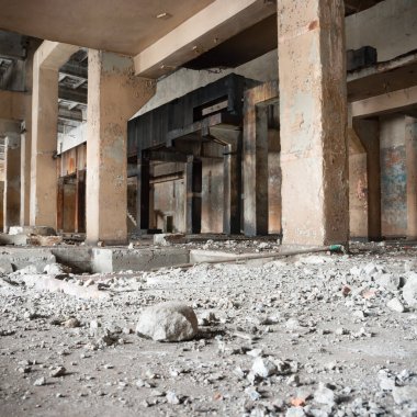 Çok kirlenmiş endüstriyel bir fabrikanın kalıntıları, sanayi serisi.