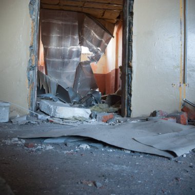 Çok kirlenmiş endüstriyel bir fabrikanın kalıntıları, sanayi serisi.