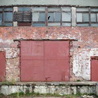 Çok kirlenmiş endüstriyel bir fabrikanın kalıntıları, sanayi serisi.