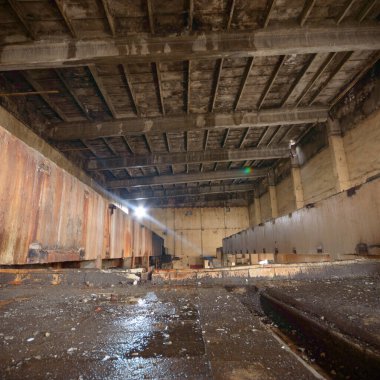 Çok kirlenmiş endüstriyel bir fabrikanın kalıntıları, sanayi serisi.