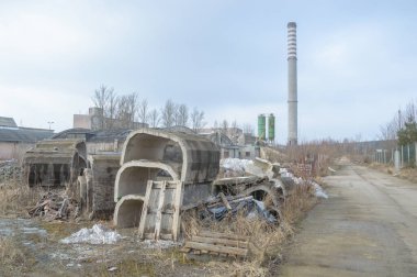 Çok kirlenmiş endüstriyel bir fabrikanın kalıntıları, sanayi serisi.